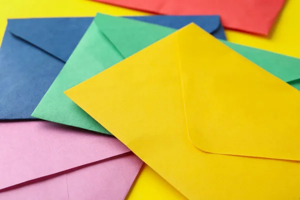 Envelopes Papel Coloridos Fundo Amarelo Close — Fotografia de Stock