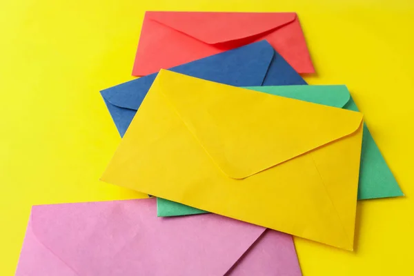 Envelopes Papel Coloridos Sobre Fundo Amarelo Serviço Correio — Fotografia de Stock