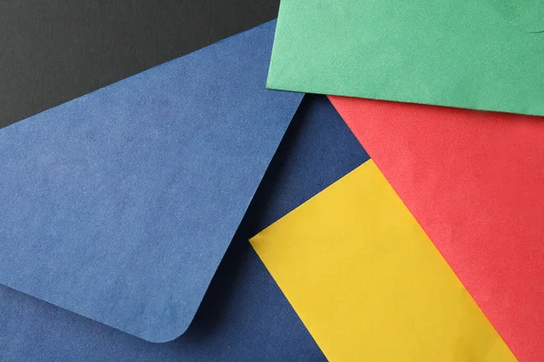 Enveloppes Papier Coloré Sur Fond Noir Gros Plan — Photo