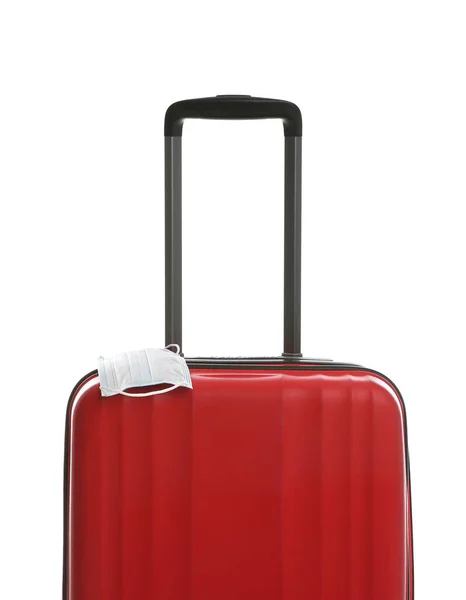 Stilvoller Roter Koffer Und Schutzmaske Auf Weißem Hintergrund Reisen Während — Stockfoto