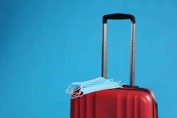 Stilvoller Roter Koffer Und Schutzmasken Auf Hellblauem Hintergrund Platz Für — Stockfoto