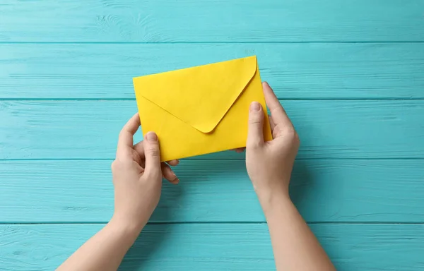 Mulher Com Envelope Papel Amarelo Mesa Madeira Azul Clara Vista — Fotografia de Stock