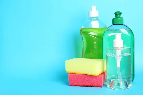 Detergentes Esponjas Sobre Fundo Azul Claro Espaço Para Texto Pratos — Fotografia de Stock