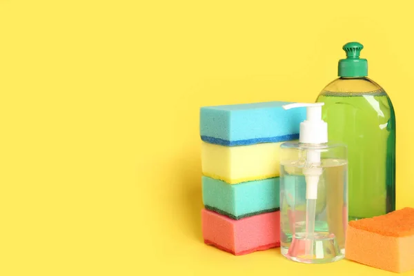 Detergentes Esponjas Fundo Amarelo Espaço Para Texto — Fotografia de Stock