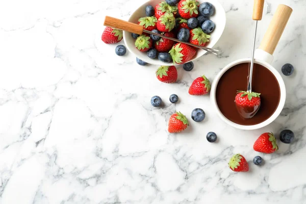 Mencelupkan Stroberi Dalam Pot Fondue Dengan Coklat Atas Meja Marmer — Stok Foto