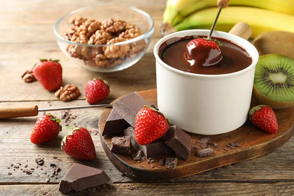 Fonduetopf Mit Schokolade Und Verschiedenen Produkten Auf Holztisch — Stockfoto