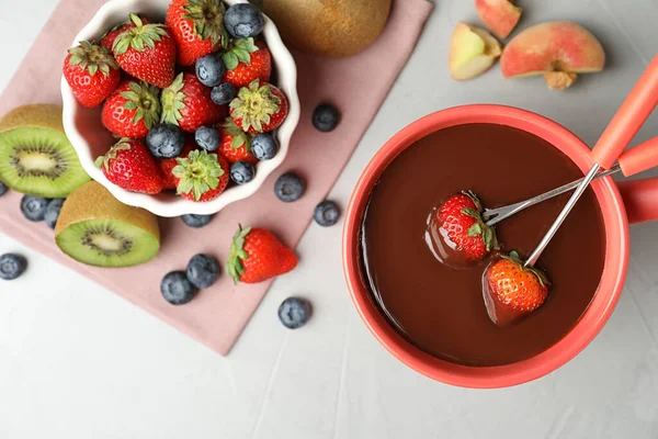 Aardbeien Dompelen Fonduepot Met Chocolade Grijze Tafel Bovenaanzicht — Stockfoto