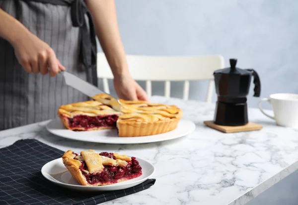 Vista Cerca Mujer Que Corta Sabroso Pastel Cereza Mesa Mármol — Foto de Stock