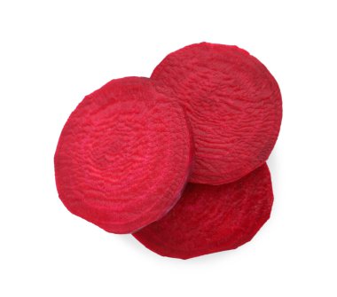 Taze kırmızı pancarı kes, beyazda izole edilmiş, üstten bak.