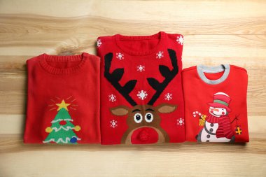 Katlanmış sıcak Noel kazakları ahşap masada, düz yatıyordu.