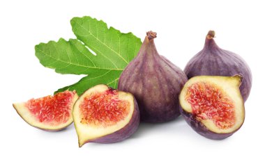 Lezzetli bir bütün ve yeşil yapraklı incirleri beyaza izole ettim.