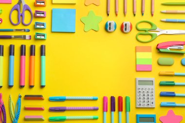 Sarı arkaplandaki okul kırtasiyesinin çerçevesi, metin için yeri olan düz bir tabaka. Okula geri dön.