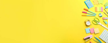 Sarı arka planda okul kırtasiyesi, metin için yeri olan düz bir yer. Okula geri dön.