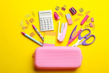 Düz kompozisyon ve sarı arka planda okul kağıtları. Okula geri dön.