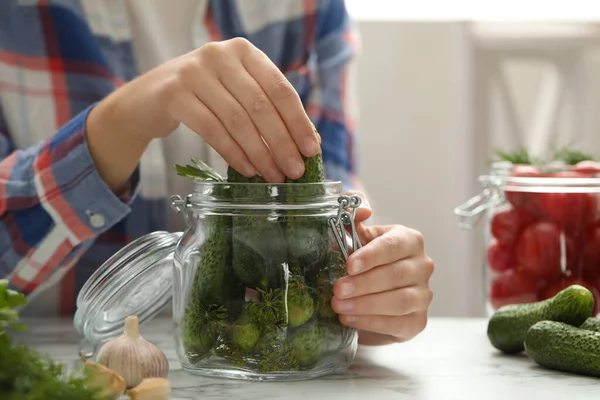 Mujer Poniendo Pepino Frasco Vidrio Mesa Cocina Mármol Blanco Primer — Foto de Stock