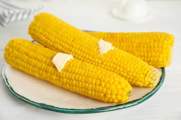 Friss Kukoricacsutka Vajjal Fehér Asztalon — Stock Fotó
