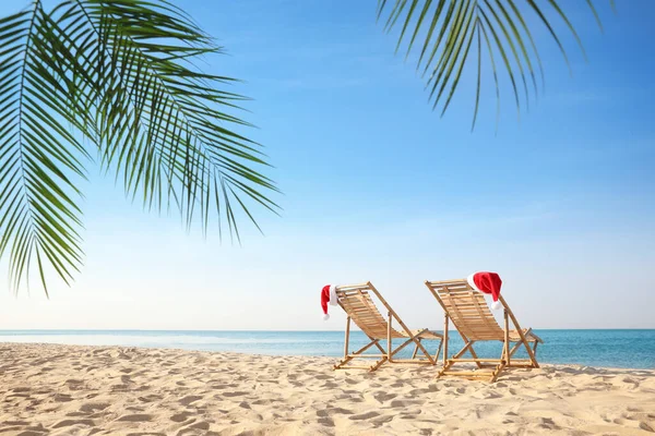 Solstolar Med Tomtens Hattar Stranden Utrymme För Text Julsemester — Stockfoto