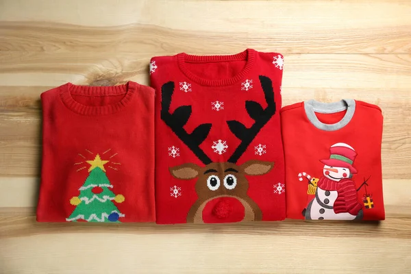 Katlanmış sıcak Noel kazakları ahşap masada, düz yatıyordu.