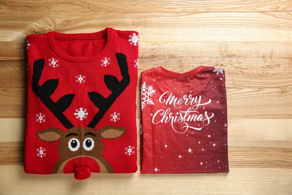 크리스마스 스웨터를 바닥에 — 스톡 사진