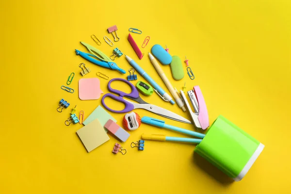 Composición Plana Con Papelería Escolar Sobre Fondo Amarillo Regreso Escuela —  Fotos de Stock