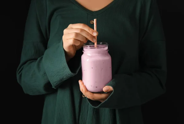 Frau Mit Feigen Smoothie Auf Schwarzem Hintergrund Nahaufnahme — Stockfoto