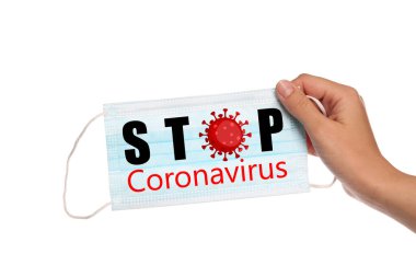 Beyaz arka planda Coronavirus 'u durdurun yazan tıbbi maskeli bir kadın, yakın plan. Salgın sırasında koruyucu tedbirler