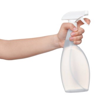 Beyaz arka planda deterjanlı sprey şişesi tutan kadın, yakın plan.