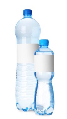Beyaz zemin üzerinde boş etiketler olan saf su şişeleri