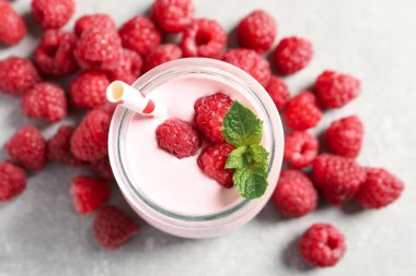 Kavanozda nefis ahududu püresi ve masada taze böğürtlen. 