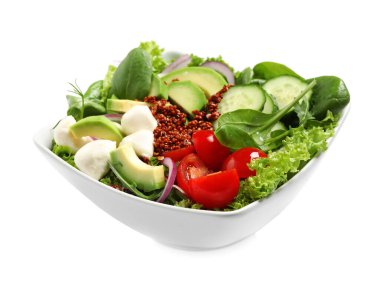 Beyaz arka planda avokado ve kinoalı lezzetli salata.