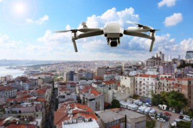 Modern insansız hava aracı şehrin üzerinde uçuyor. Hava İncelemesi