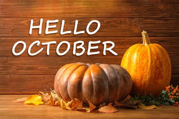 Hej Oktober Kort Pumpar Och Torra Löv Träbord — Stockfoto