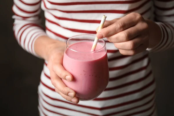 Mujer Con Vaso Sabroso Batido Primer Plano — Foto de Stock