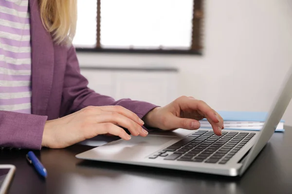 Woman Working Laptop Table Closeup — Stock Photo, Image