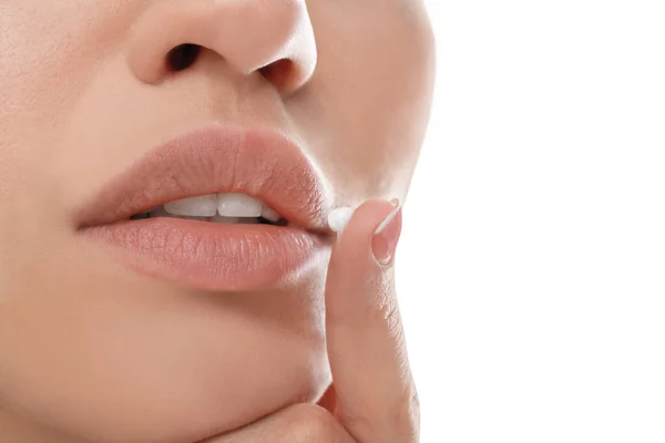 Νεαρή Γυναίκα Κρύα Πληγή Εφαρμογή Κρέμα Στα Χείλη Λευκό Φόντο — Φωτογραφία Αρχείου