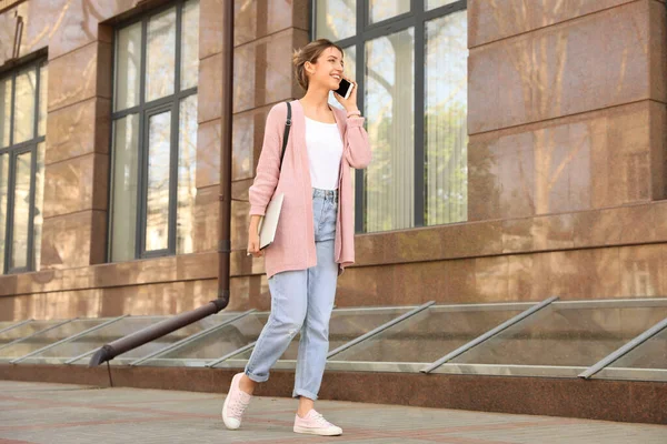 Gelukkig Jong Vrouw Met Laptop Praten Telefoon Buiten — Stockfoto