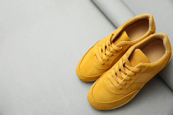 灰色背景的时髦黄色鞋子 — 图库照片