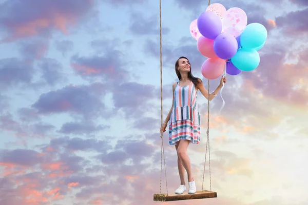 Mondo Dei Sogni Giovane Donna Con Palloncini Luminosi Altalena Nel — Foto Stock