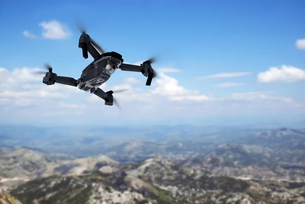 Σύγχρονη Drone Πετούν Πάνω Από Γραφικά Βουνά Εναέρια Έρευνα — Φωτογραφία Αρχείου