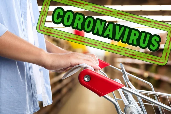 Süpermarkette Elinde Kağıt Mendille Alışveriş Arabasının Sapını Tutan Kadın Koronavirüs — Stok fotoğraf