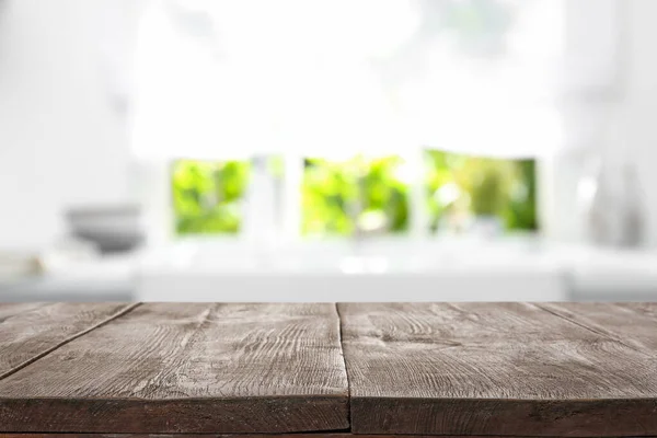 ライトキッチンで木製のテーブル デザインのための空間 — ストック写真