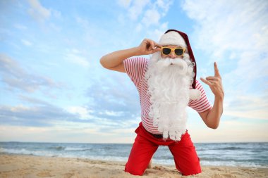 Noel Baba sahilde eğleniyor, mesaj için yer var. Noel tatili