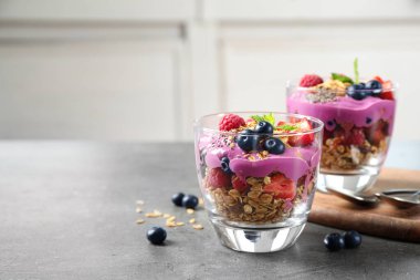 Acai smoothie, granola ve böğürtlenli tatlı. Metin için boşluk