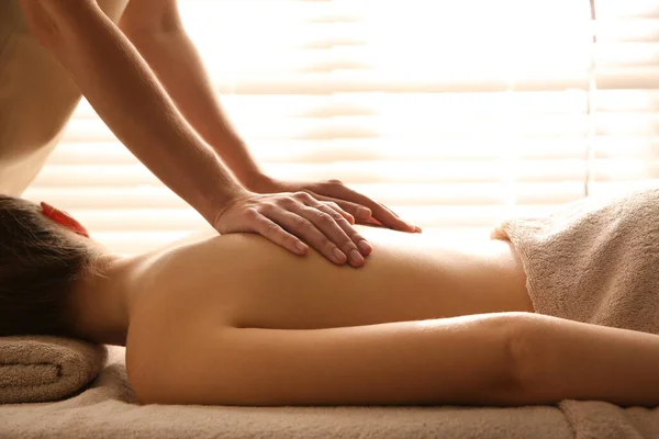 Mujer Joven Recibiendo Masaje Espalda Salón Spa — Foto de Stock