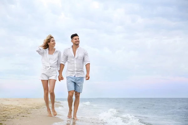 Gelukkig Stel Dat Een Romantische Strandwandeling Maakt Ruimte Voor Tekst — Stockfoto