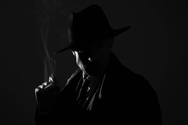 Staromodny Detektyw Palący Papierosy Ciemnym Tle Efekt Czarno Biały — Zdjęcie stockowe