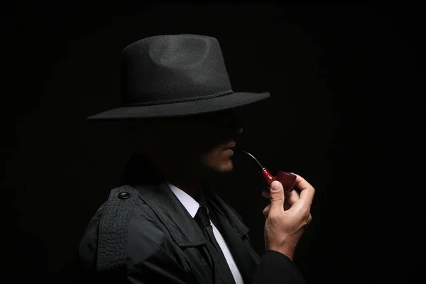 Detective Anticuado Con Pipa Humeante Sobre Fondo Oscuro —  Fotos de Stock