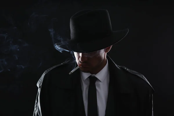 Detective Anticuado Fumando Cigarrillo Sobre Fondo Oscuro —  Fotos de Stock