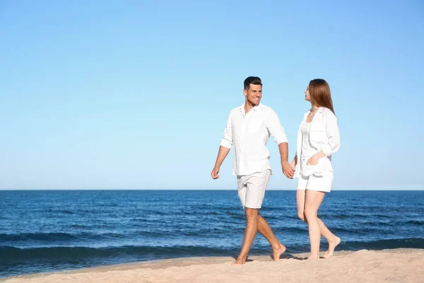 Hermosa Pareja Caminando Por Playa Espacio Para Texto —  Fotos de Stock