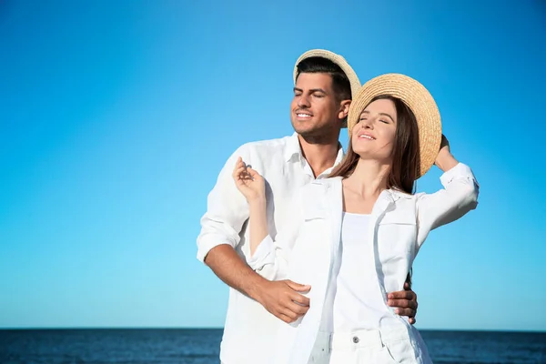 可爱的夫妻一起在海滩上戴帽子 — 图库照片